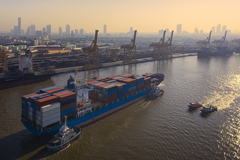 CMA CGM LNG集装箱船撞上码头搁浅！