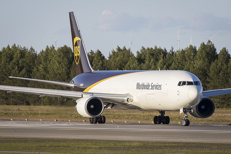 广州到西班牙马德里的船舶用救生信号（烟雾信号、火箭降落伞信号）采用国际空运专线11天内送达