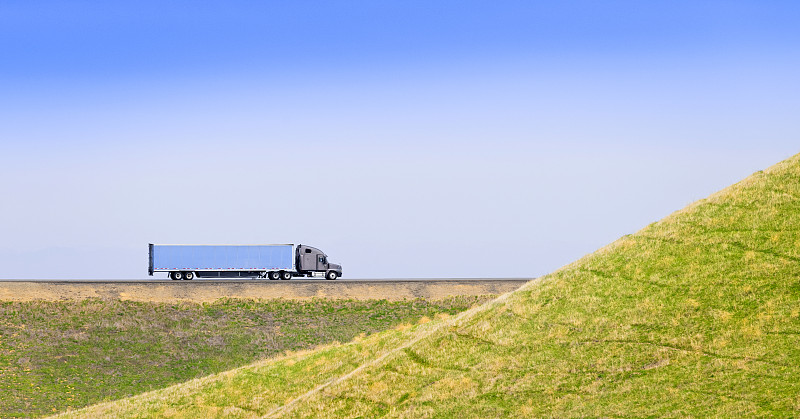 车载折叠桌及折叠椅借助厦门集装箱运输高效送达费罗尔