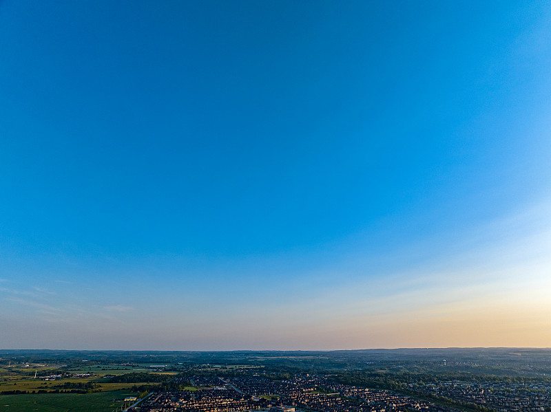 中国海口羽绒服采用国际快递3天内速递到伊比沙岛