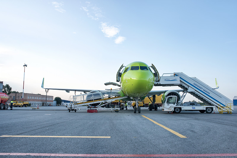 中国福州到西班牙马拉加 (Málaga)的游戏鼠标采用空运派送7天内速递到