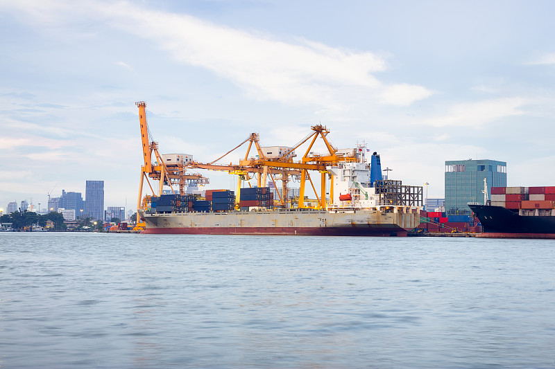 海口安踏跑步鞋使用航空快递9天送达西班牙维哥