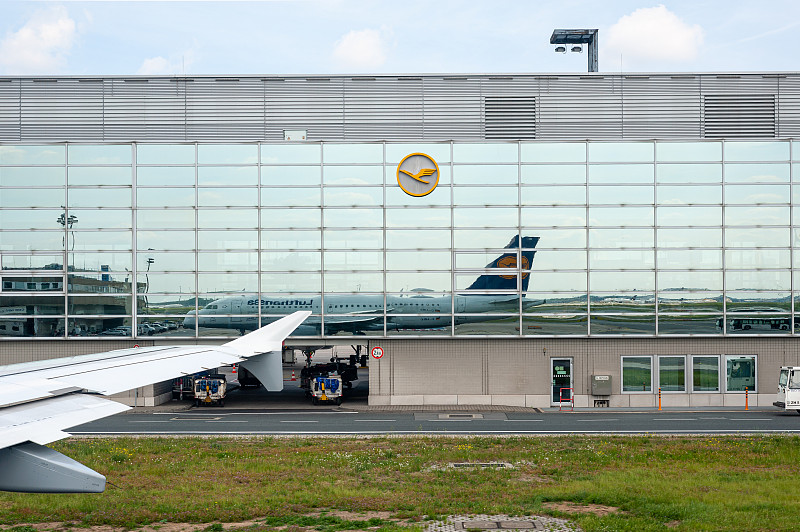 乌鲁木齐至加的斯 (Cadiz)的稀土及其制品采用空运门到门专线9天内配送到