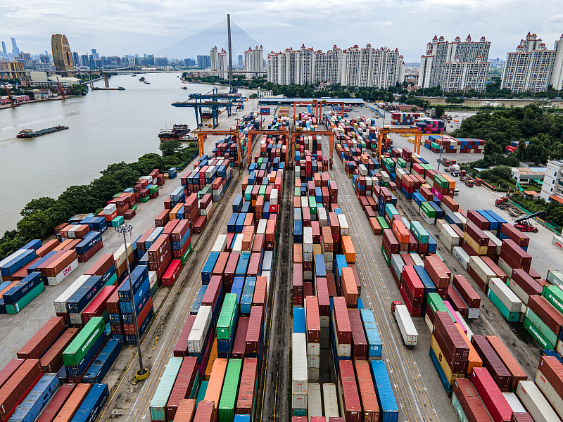 成衣借用中国上海FCL海运运到西班牙维多利亚 (Vitoria-Gasteiz)