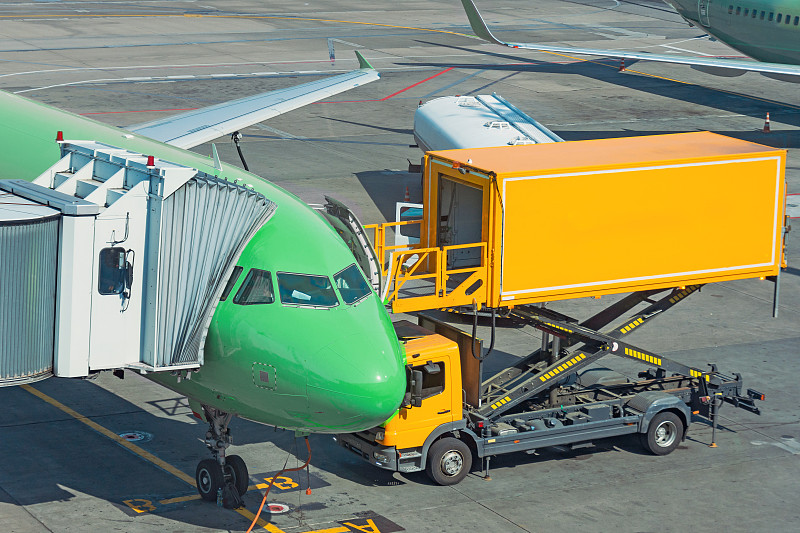 纺织品经过中国重庆国际空运专线送达巴塞罗那