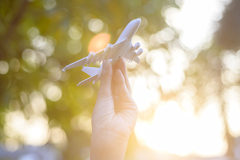 华为快充线运用乌鲁木齐空运物流专线配送到西班牙马拉加 (Málaga)