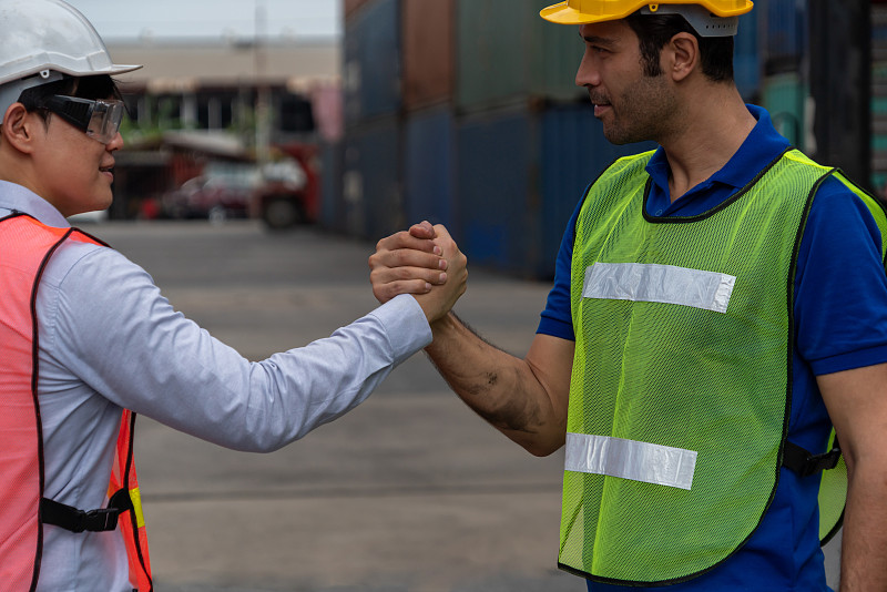 工程机械通过中国深圳拼箱海运完整送达西班牙卡塔赫纳 (Cartagena)