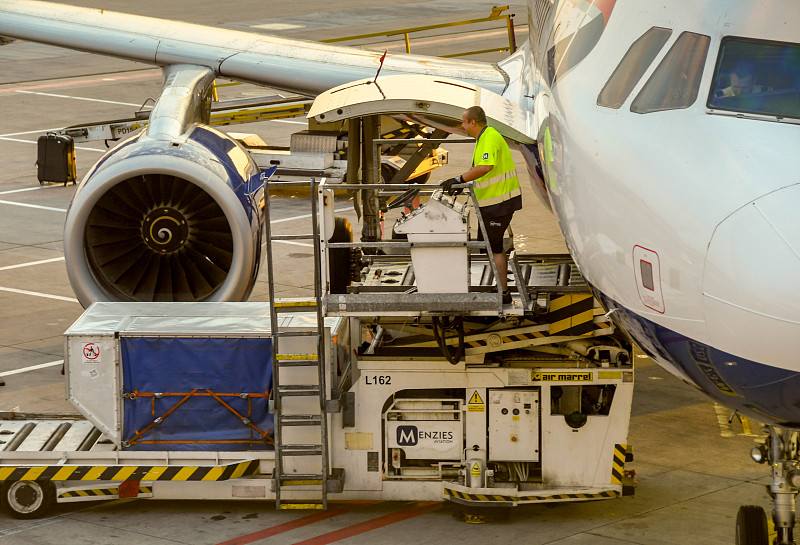 中国义乌汽车零部件使用空运派送7天内送到西班牙阿尔赫西拉斯