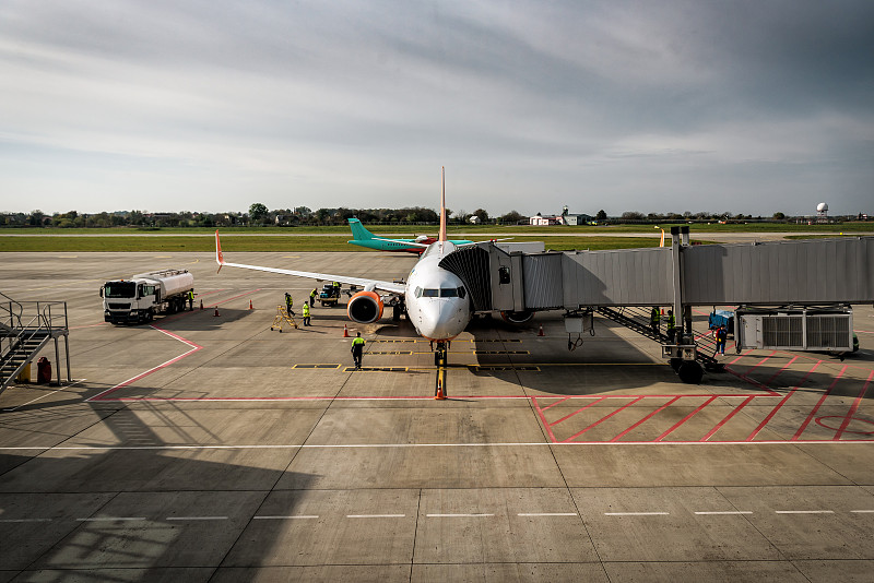 中国深圳至西班牙费罗尔的棉织品使用加急空运15天内送达