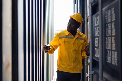 监控线材（网线、电源线、视频线）经过中国上海空海联运高效送达塔拉戈纳 (Tarragona)