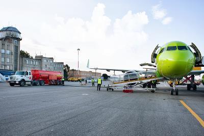 中国东莞到马德里 (Madrid)的蓝牙耳机耳帽采用经济空运15天内送达